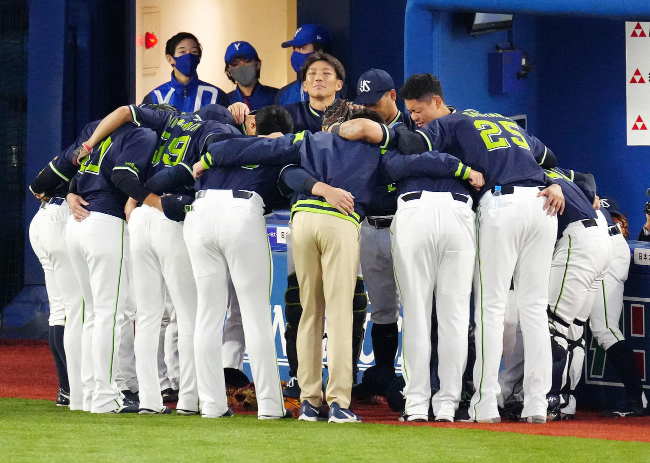 DeNA対ヤクルト　試合前、ベンチ前で円陣を組むヤクルトの選手たち（撮影・江口和貴）