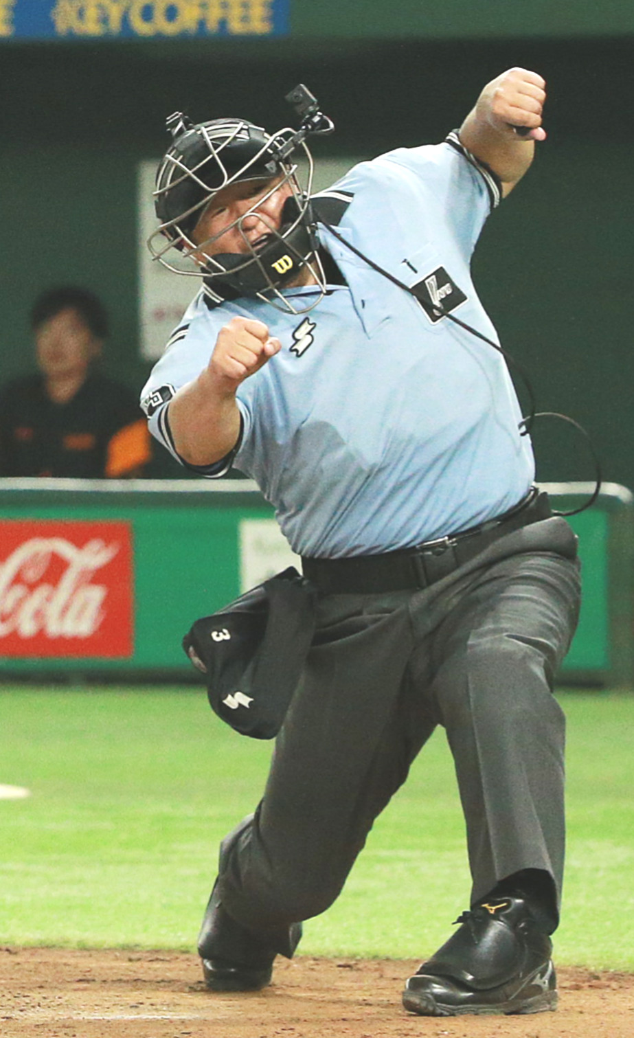 ストライクをコールする敷田直人審判員（17年8月19日撮影）