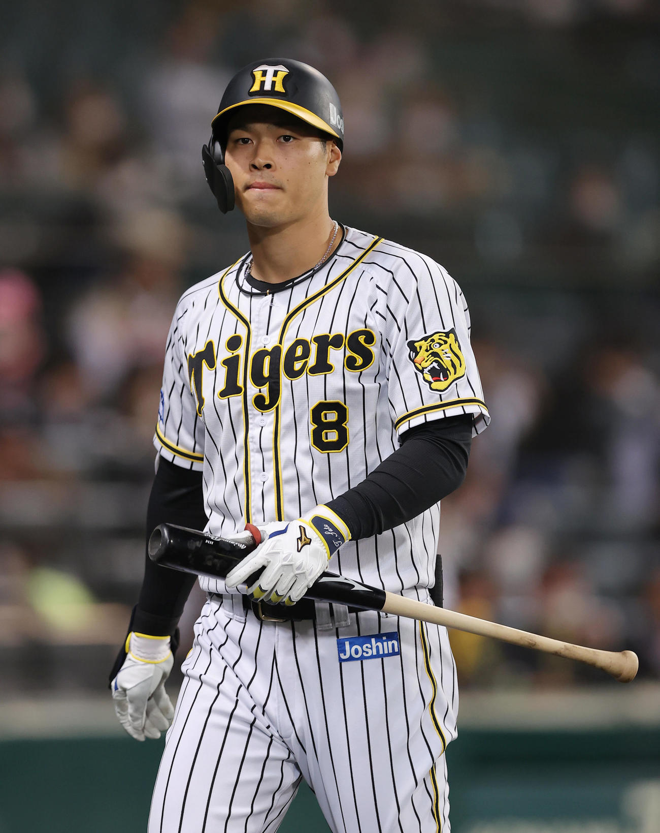 阪神対中日　2回裏阪神1死二塁、空振り三振に倒れベンチへ戻る佐藤輝（撮影・前田充）