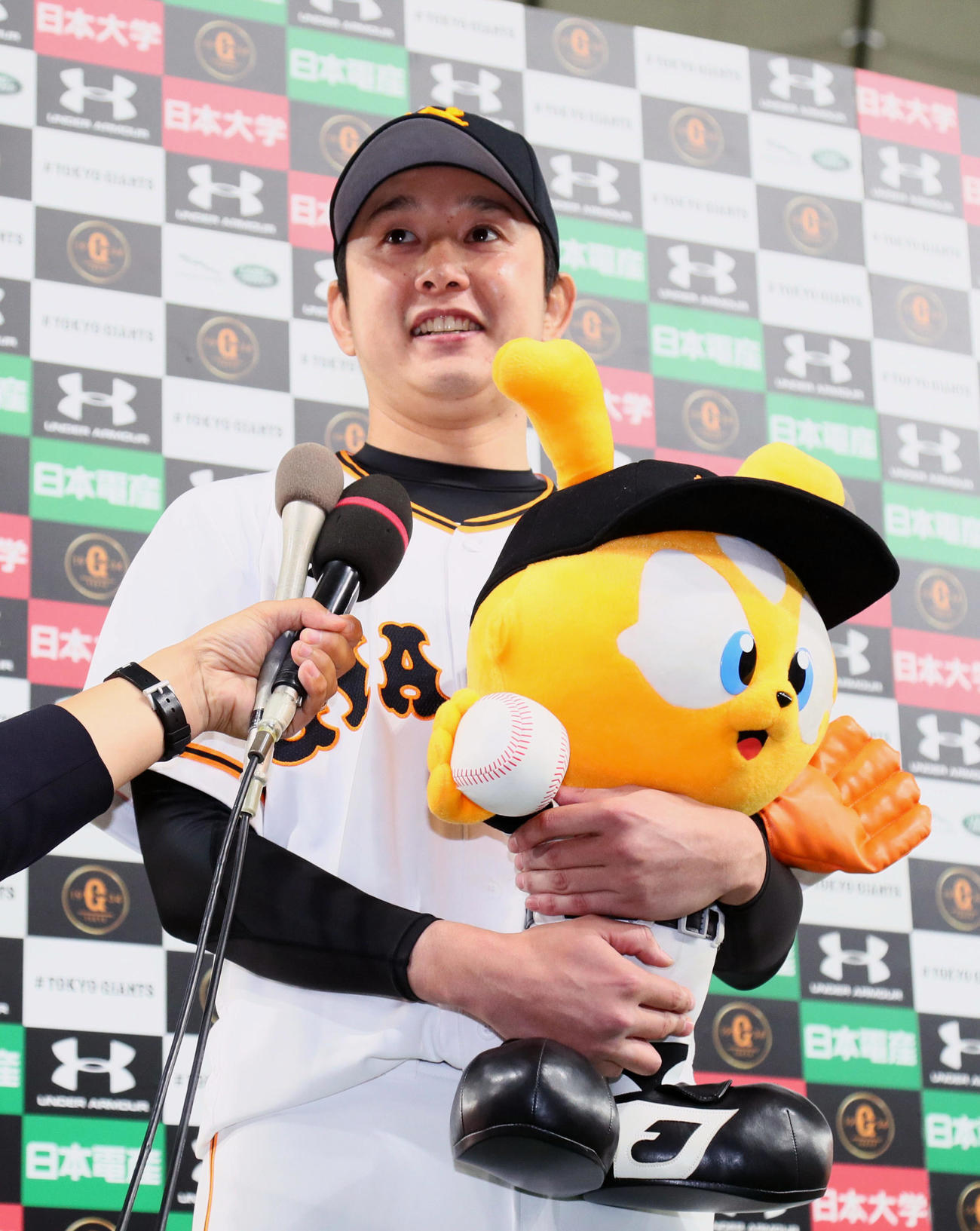 2018年4月　ジャビット人形を手にお立ち台で笑顔を見せる巨人野上
