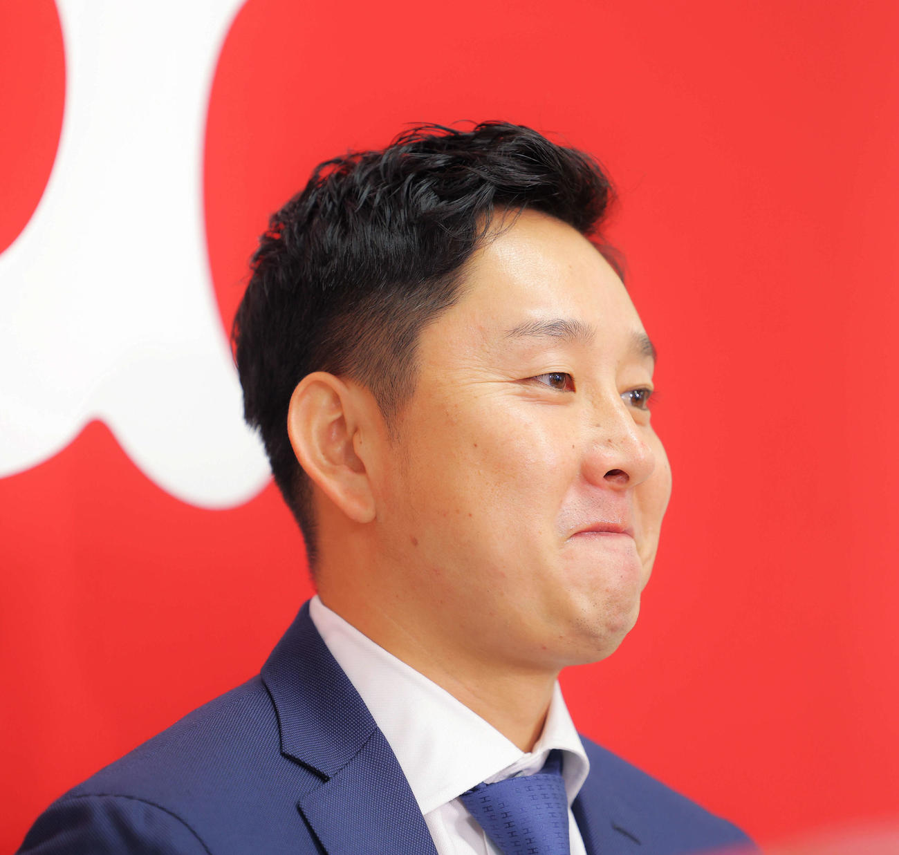 引退会見に臨む巨人野上（撮影・河田真司）
