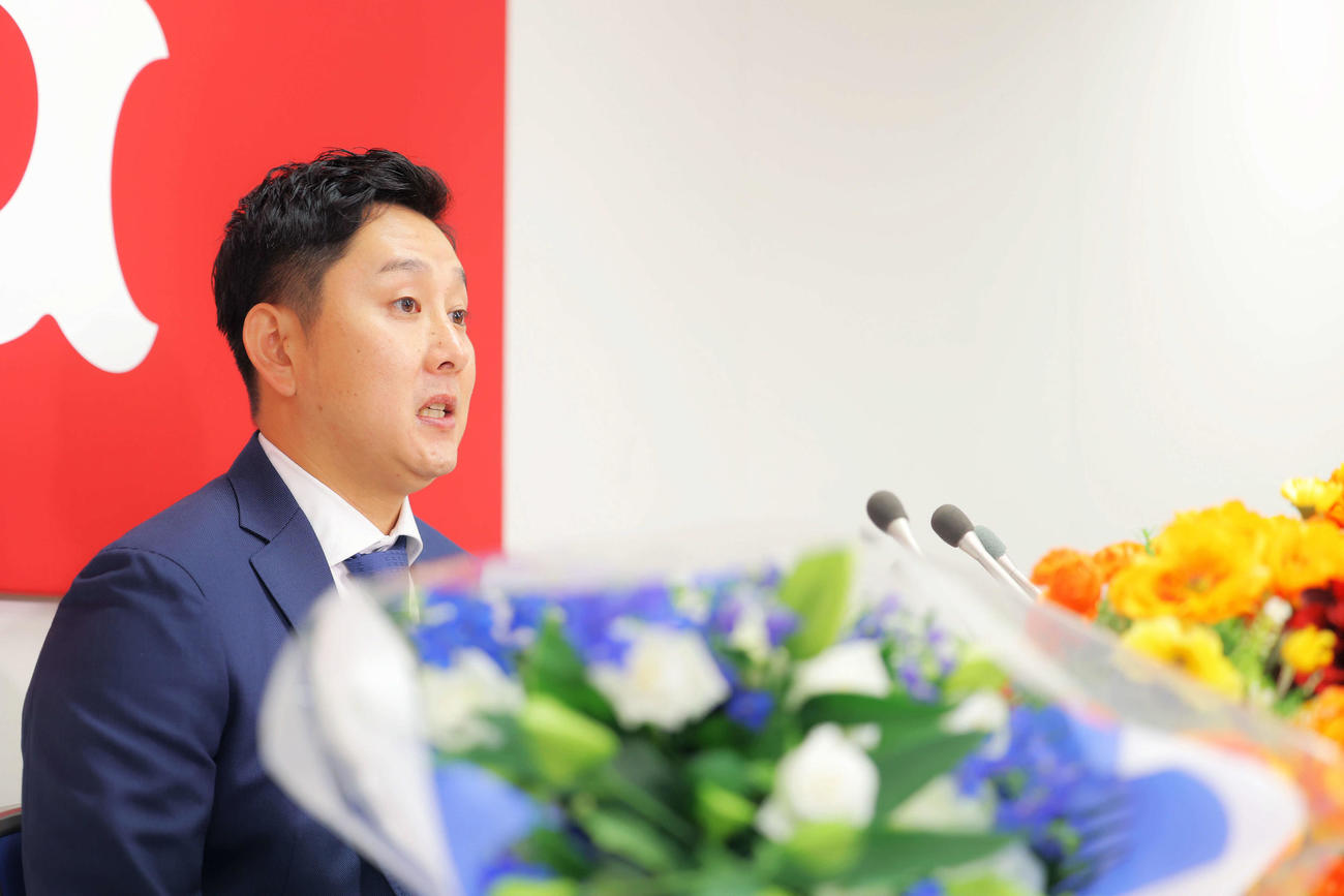 引退会見に臨む巨人野上（撮影・河田真司）