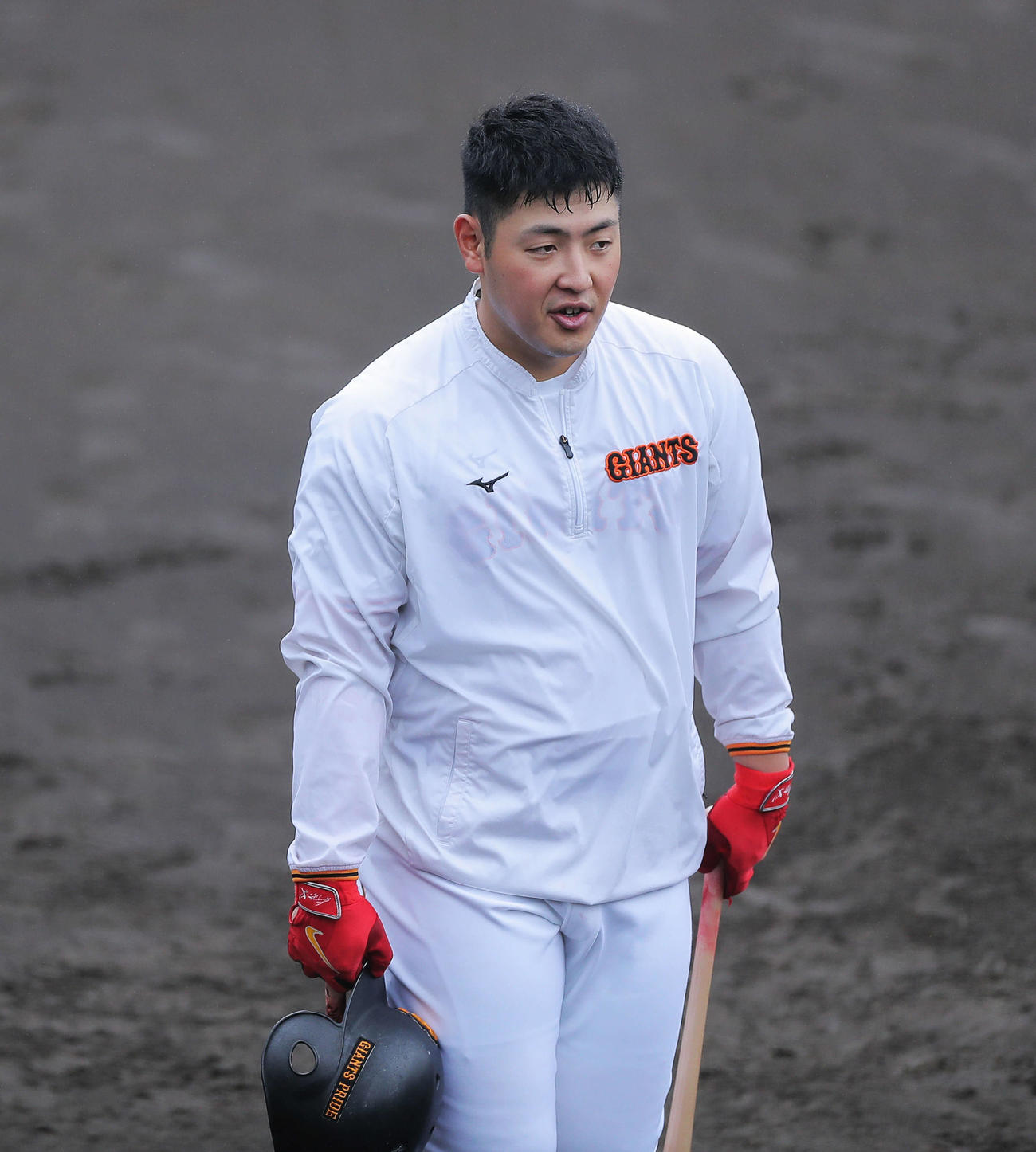 練習に臨む巨人岡本和（撮影・河田真司）