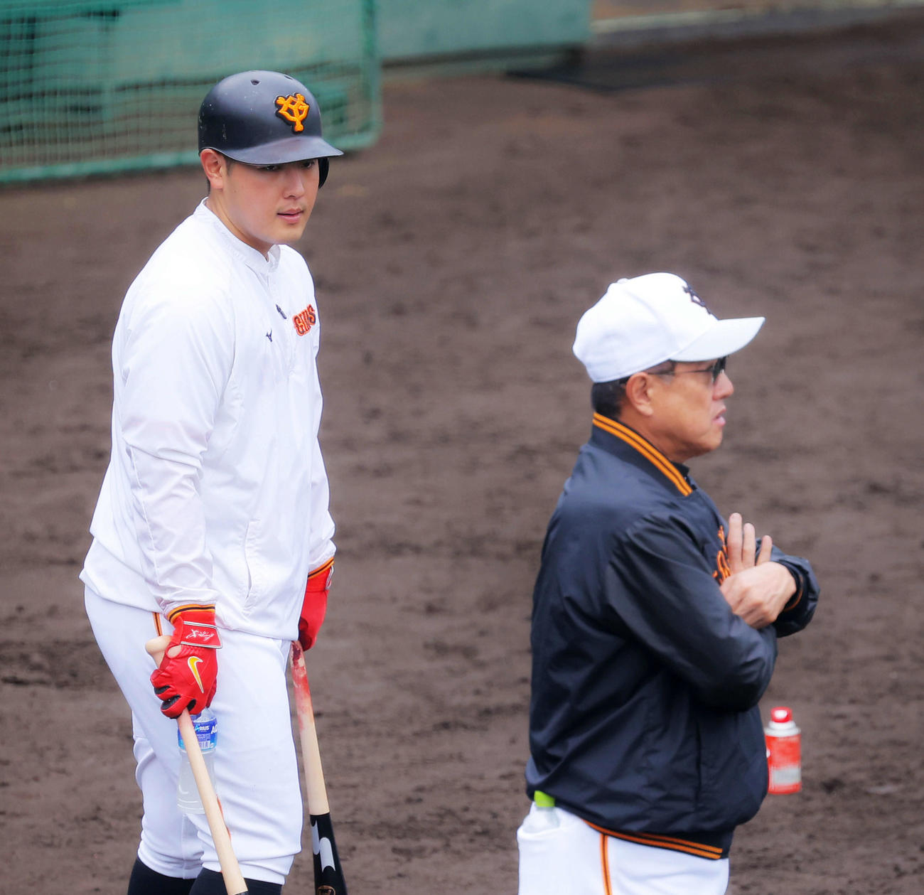練習で原監督（右）と言葉を交わす巨人岡本和（撮影・河田真司）