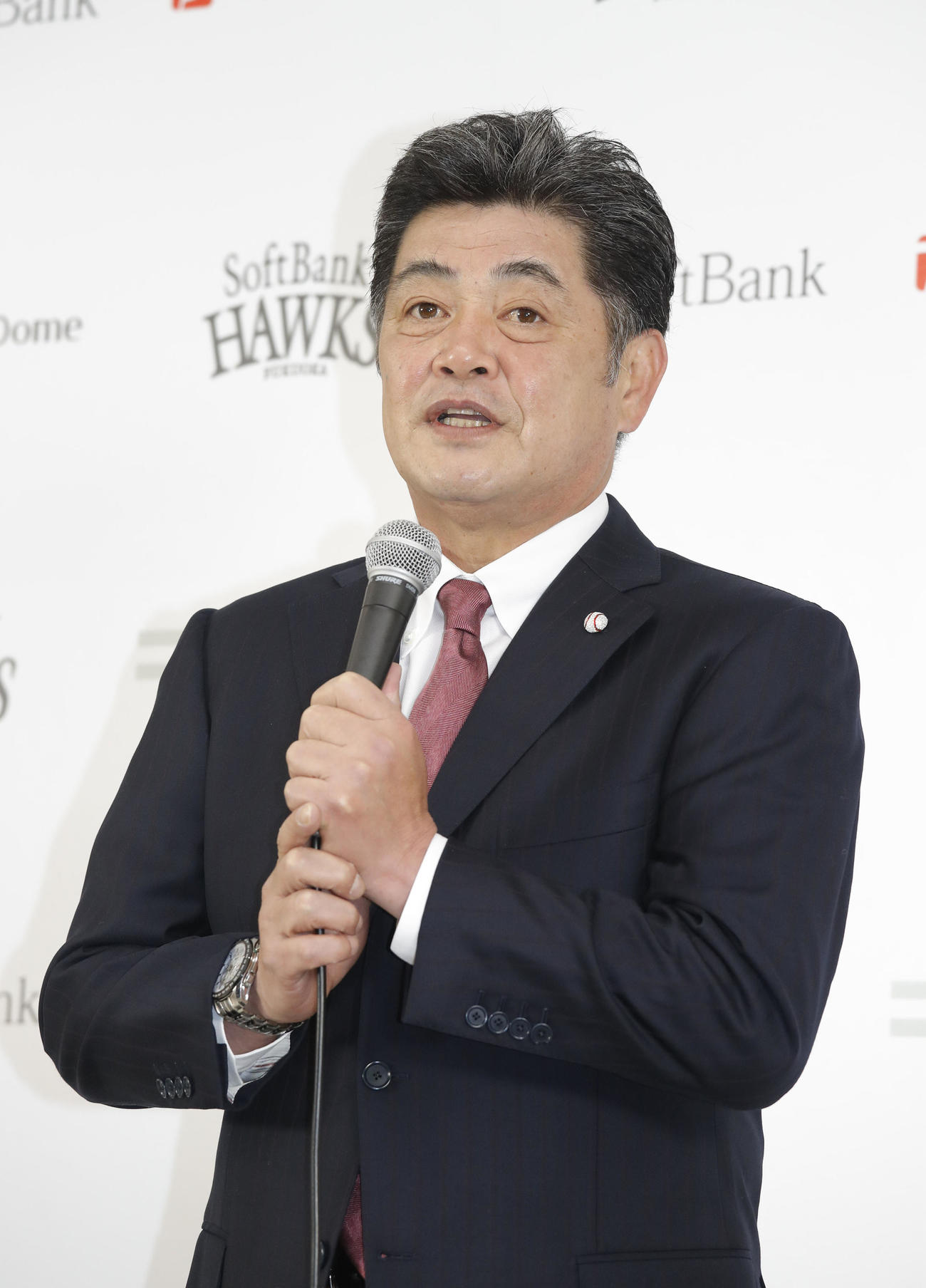 退任会見であいさつをする工藤公康前監督（撮影・現場代表）
