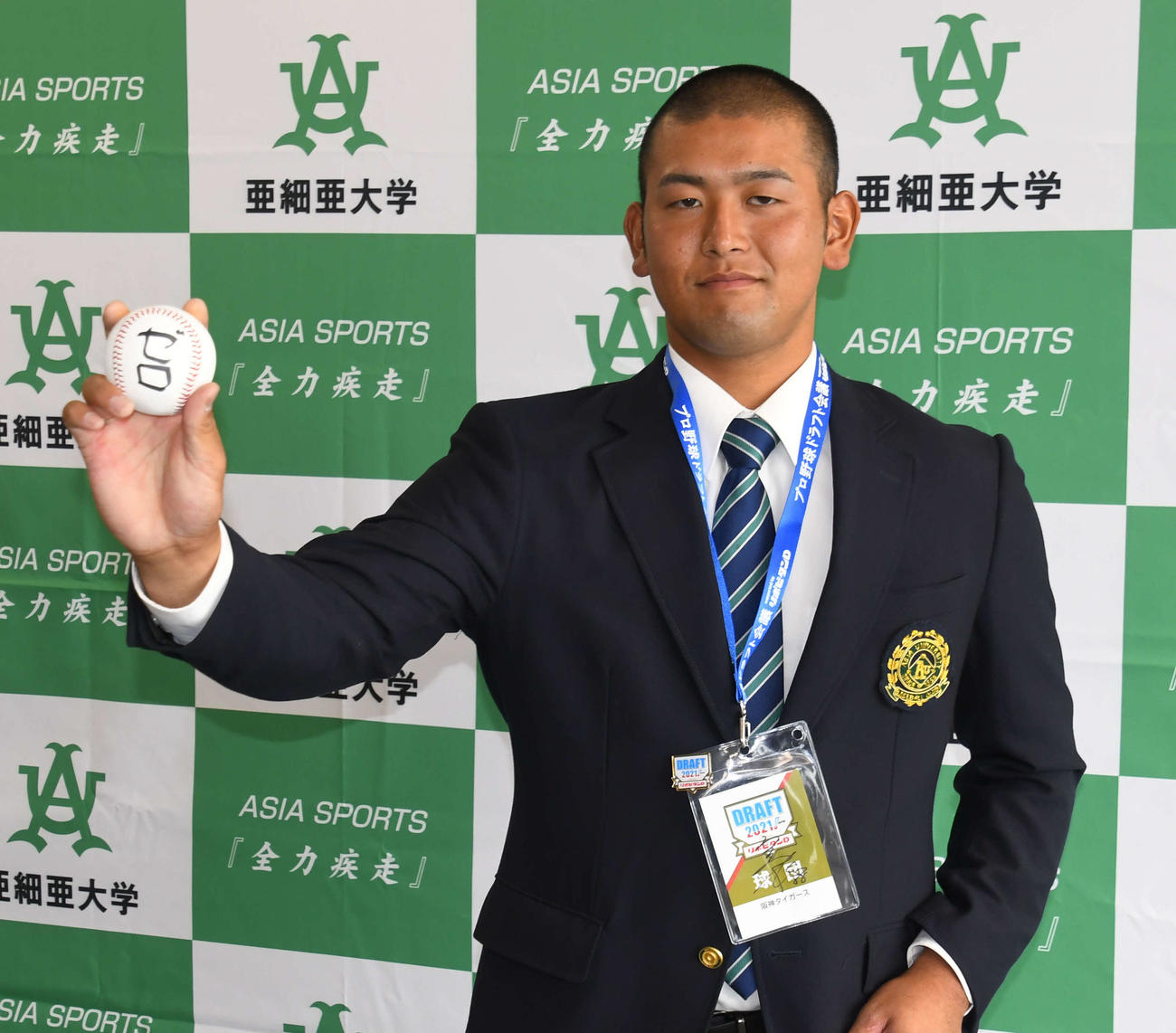 阪神にドラフト指名された亜大・岡留英貴は、指名あいさつを終え記念撮影（撮影・中野椋）