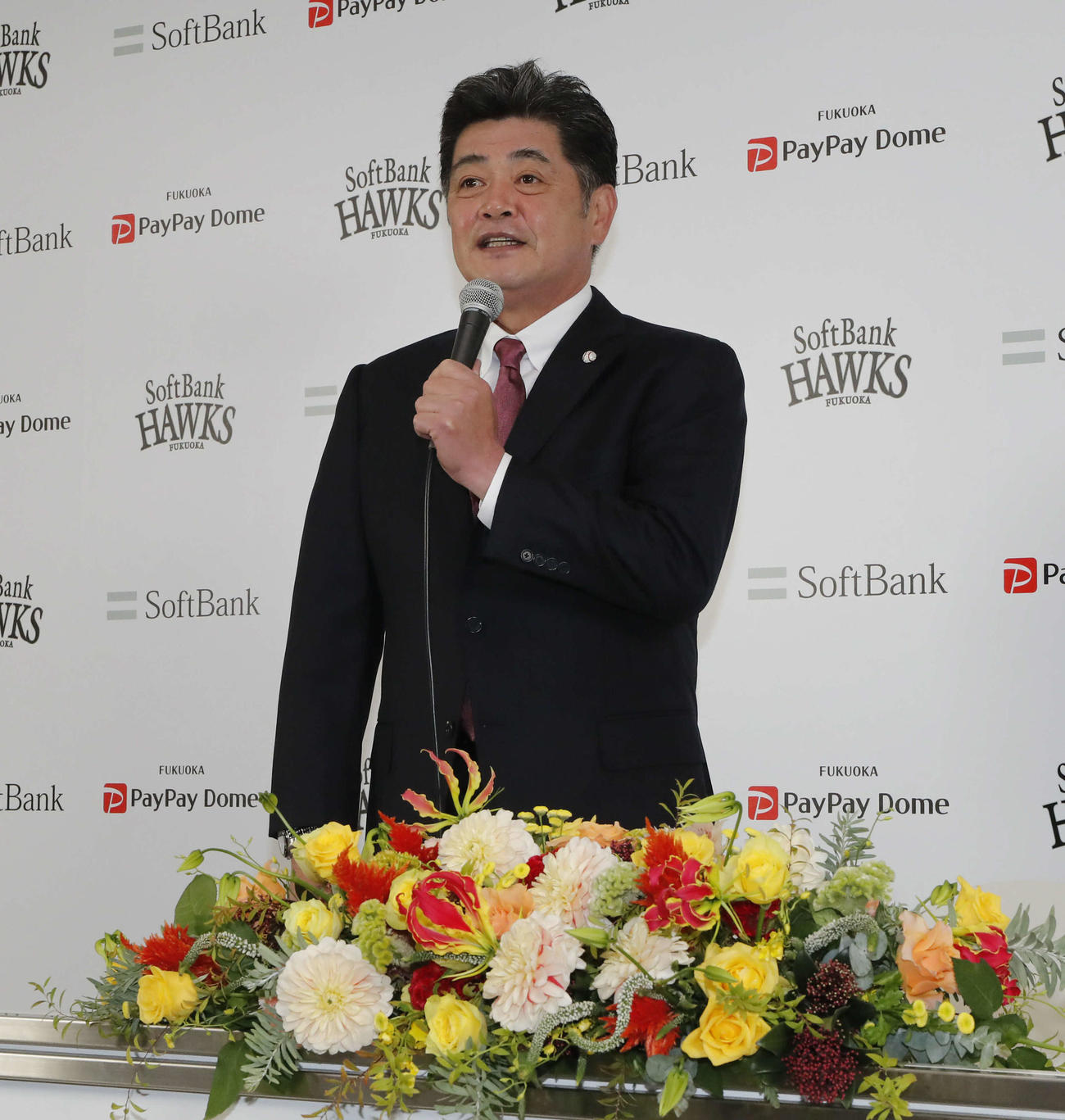 退任会見であいさつするソフトバンク前監督の工藤氏