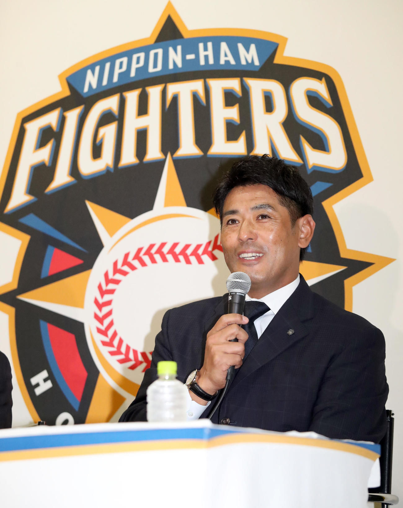 GM就任会見で笑顔で話をする日本ハム稲葉GM兼SCO（撮影・佐藤翔太）