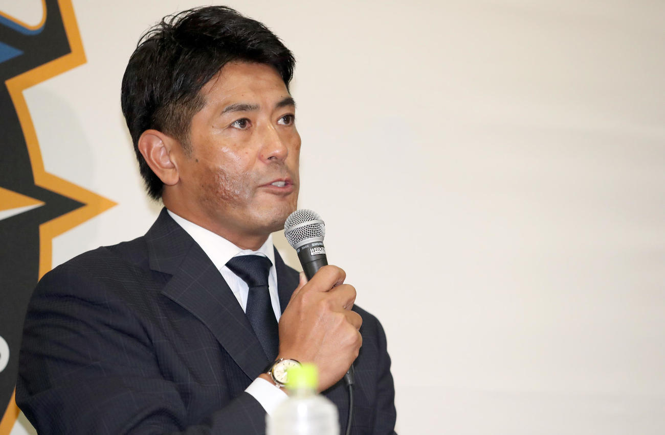 GM就任会見で話をする日本ハム稲葉GM兼SCO（撮影・佐藤翔太）