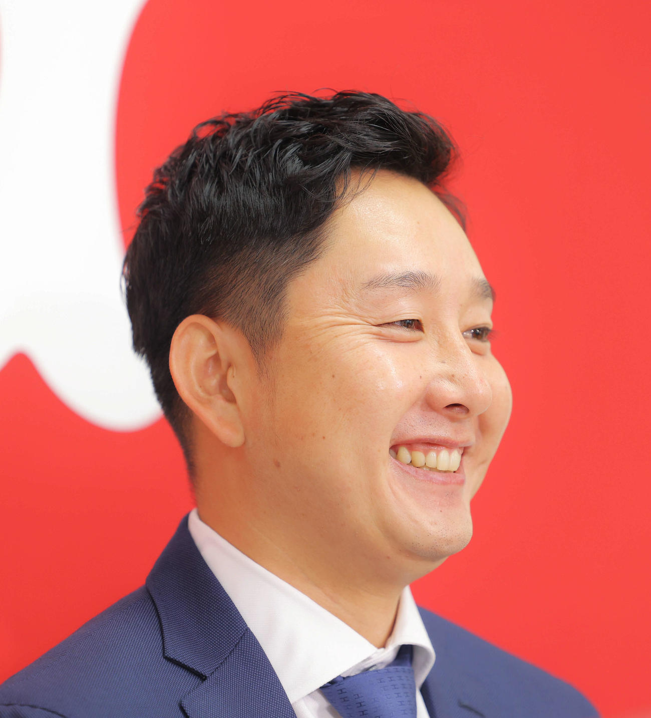 引退会見で笑顔を見せる巨人野上（撮影・河田真司）