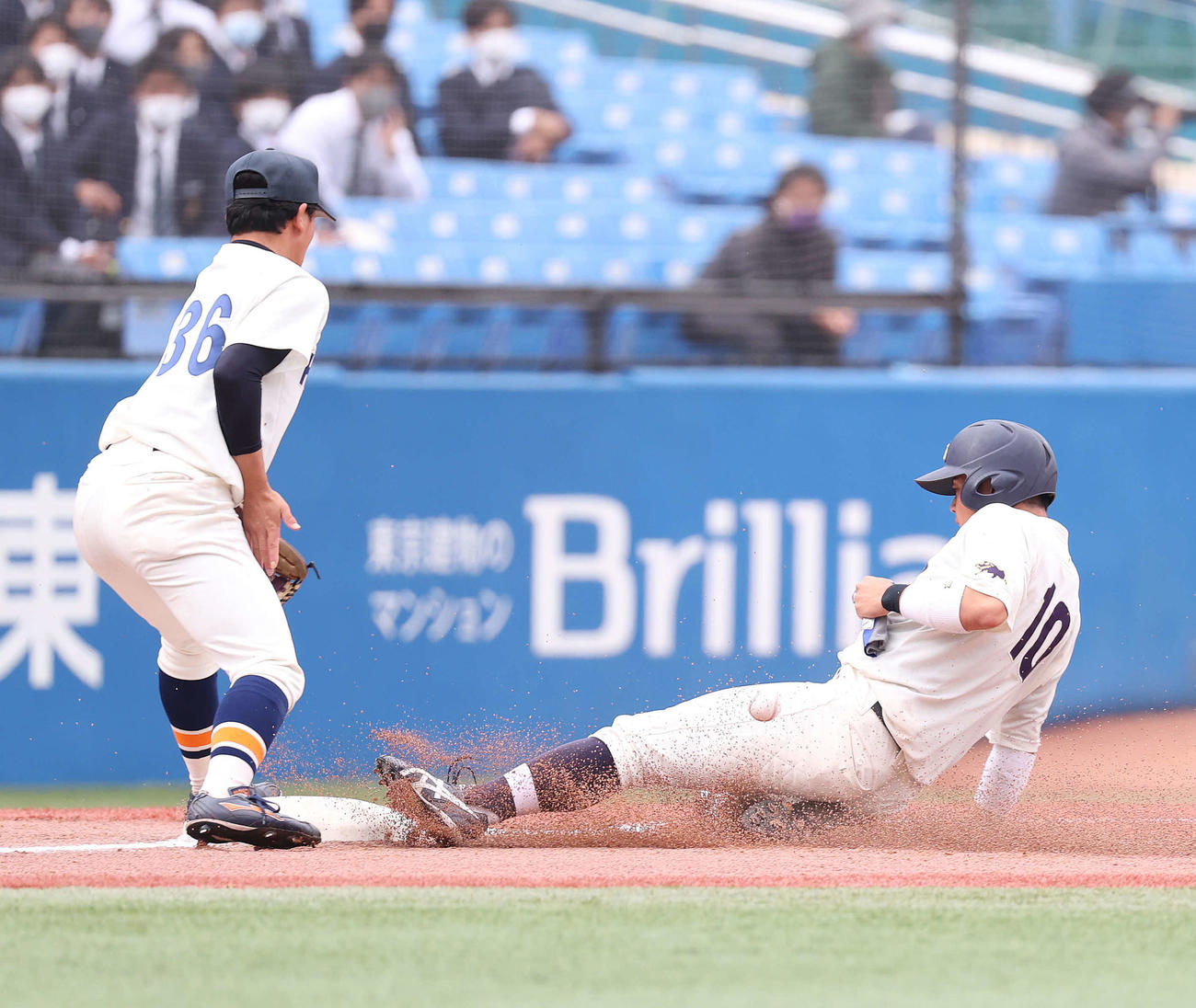 明大対法大　1回表明大無死一塁、二盗を決めた丸山は悪送球の間に三塁まで進む（撮影・河野匠）