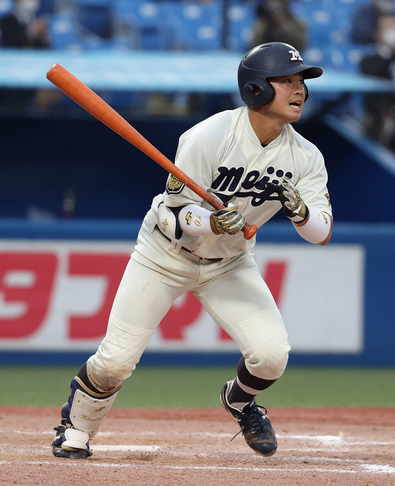 明大対法大　9回表明大無死、右翼への二塁打を放つ丸山（撮影・河野匠）