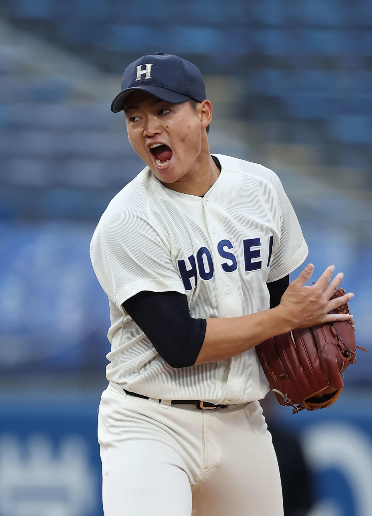 明大対法大　8回表明大2死、岩田を見逃し三振に仕留め雄たけびを上げる三浦（撮影・河野匠）