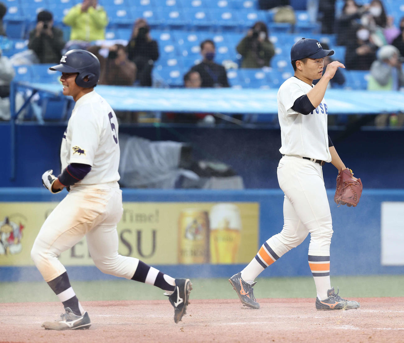 明大対法大　9回表明大2死一塁、上田の適時二塁打で村松（左）の生還を許し険しい表情の三浦（撮影・河野匠）