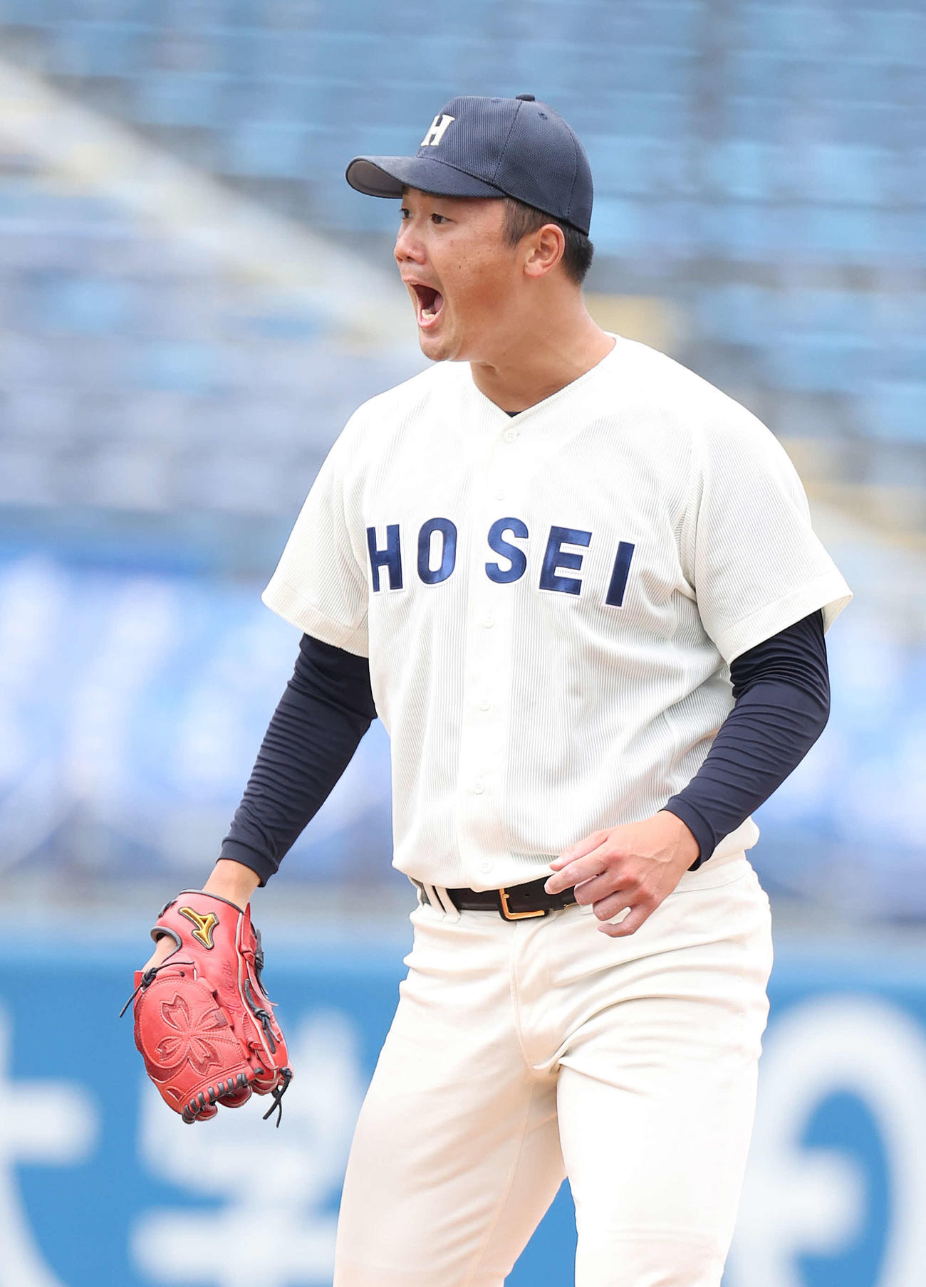 明大対法大　1回表明大2死二塁、山田を空振り三振に仕留め雄たけびを上げる山下（撮影・河野匠）