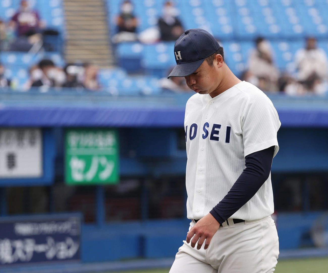 明大対法大　5回表明大2死一、三塁、降板となりうつむく山下（撮影・河野匠）