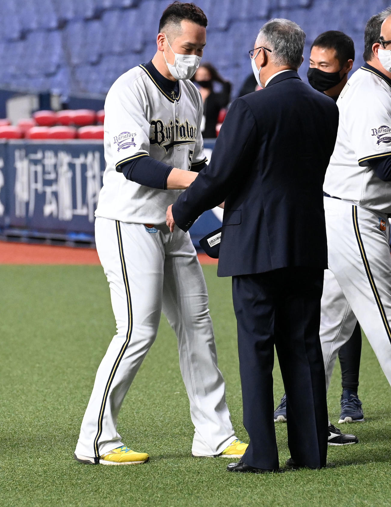 T－岡田を迎える宮内オーナー（撮影・前岡正明）