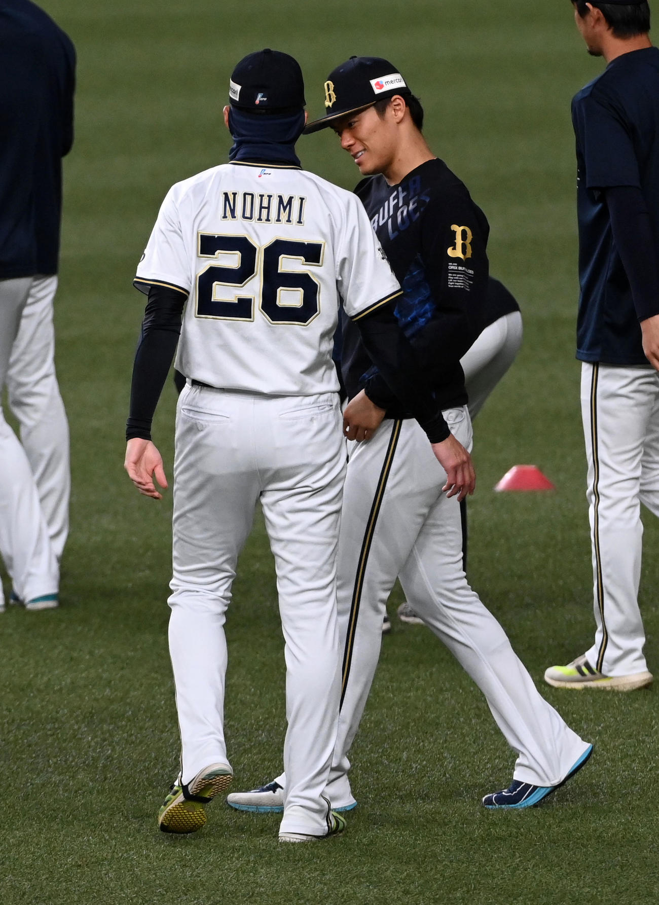 23日、試合前の練習で話す能見（左）と山本