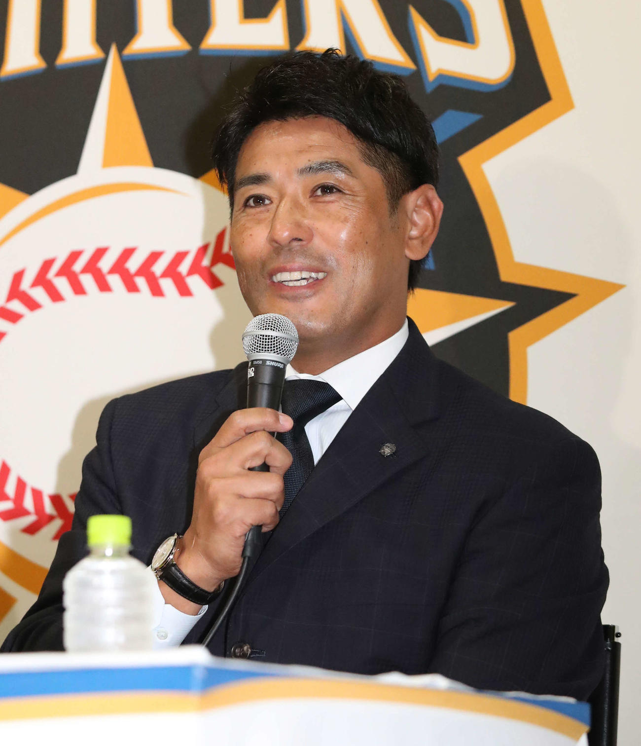 GM就任会見で話をする日本ハム稲葉GM兼SCO（撮影・佐藤翔太）