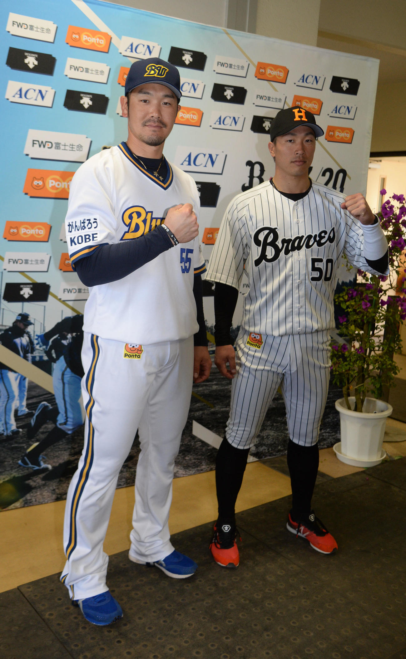 がんばろうKOBE25thユニをT－岡田が、西本幸雄メモリアルユニを安達了一が着用しポーズを決める（2020年2月18日撮影）