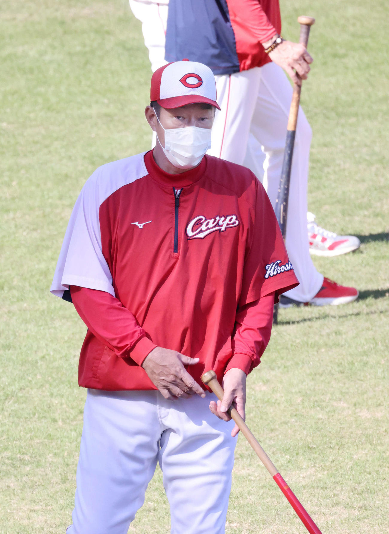 全体練習を見守る広島佐々岡監督（撮影・加藤孝規）