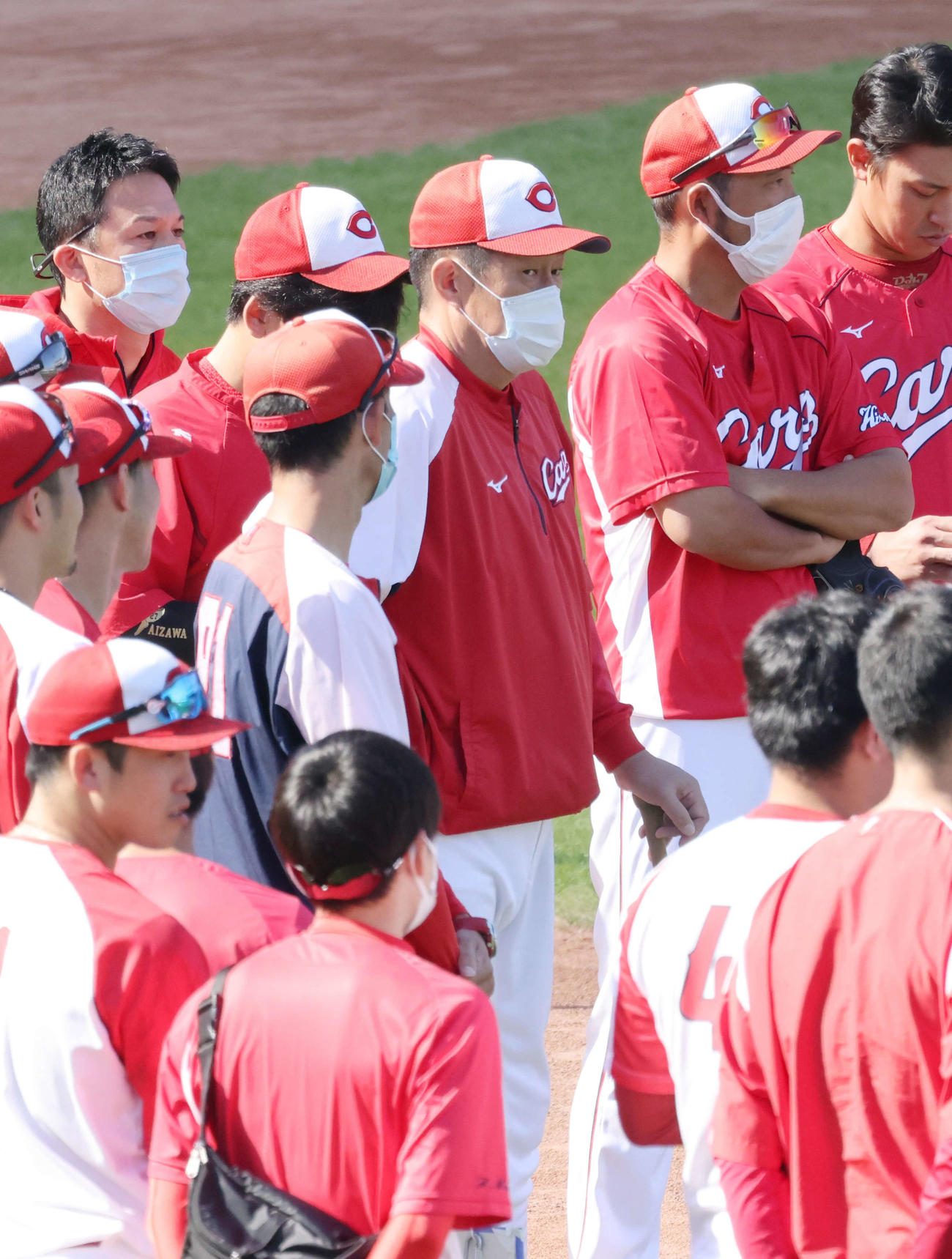 広島全体練習　選手を集めて話をする　佐々岡真司監督（中央）（撮影・加藤孝規）