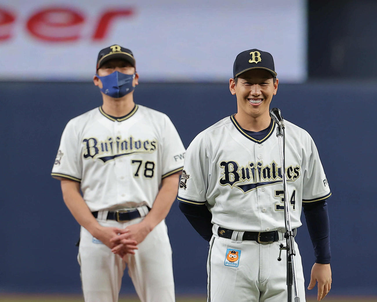ホーム最終戦のセレモニーであいさつする吉田正選手会長。左は中嶋聡監督（2021年10月21日・代表撮影）
