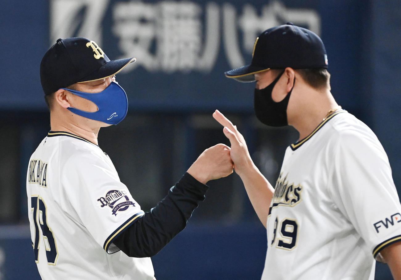 オリックス杉本裕太郎（右）を祝福する中嶋聡監督（2021年6月22日撮影）