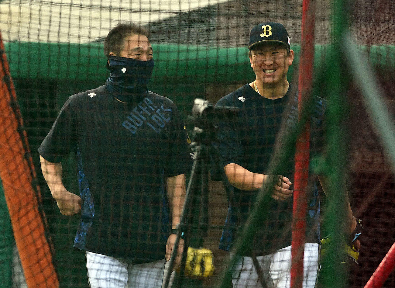試合前練習で笑顔のオリックス中嶋監督（左）と杉本（2021年10月25日撮影）