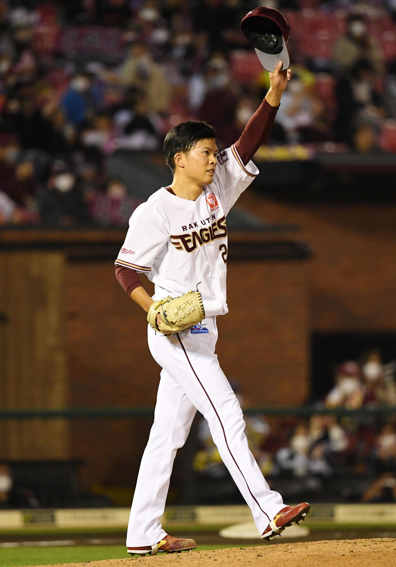 楽天対ロッテ　4回表、外野のナインにあいさつする楽天早川（撮影・横山健太）