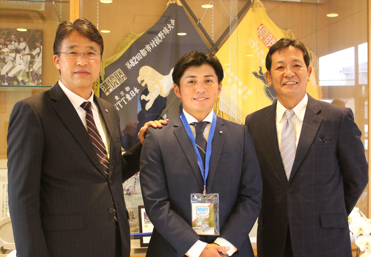 日本ハム大渕スカウト部長（左）と坂本スカウト（右）から指名挨拶を受けたドラフト9位のNTT東日本・上川畑（撮影・木下大輔）