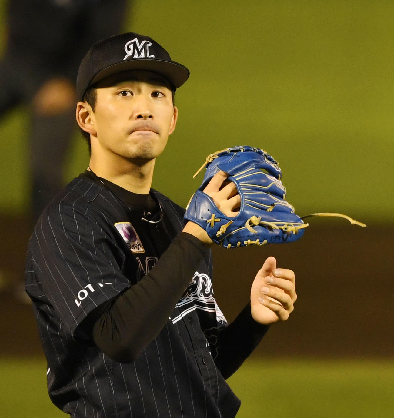 楽天対ロッテ　ロッテ先発の小島のグローブ（撮影・横山健太）