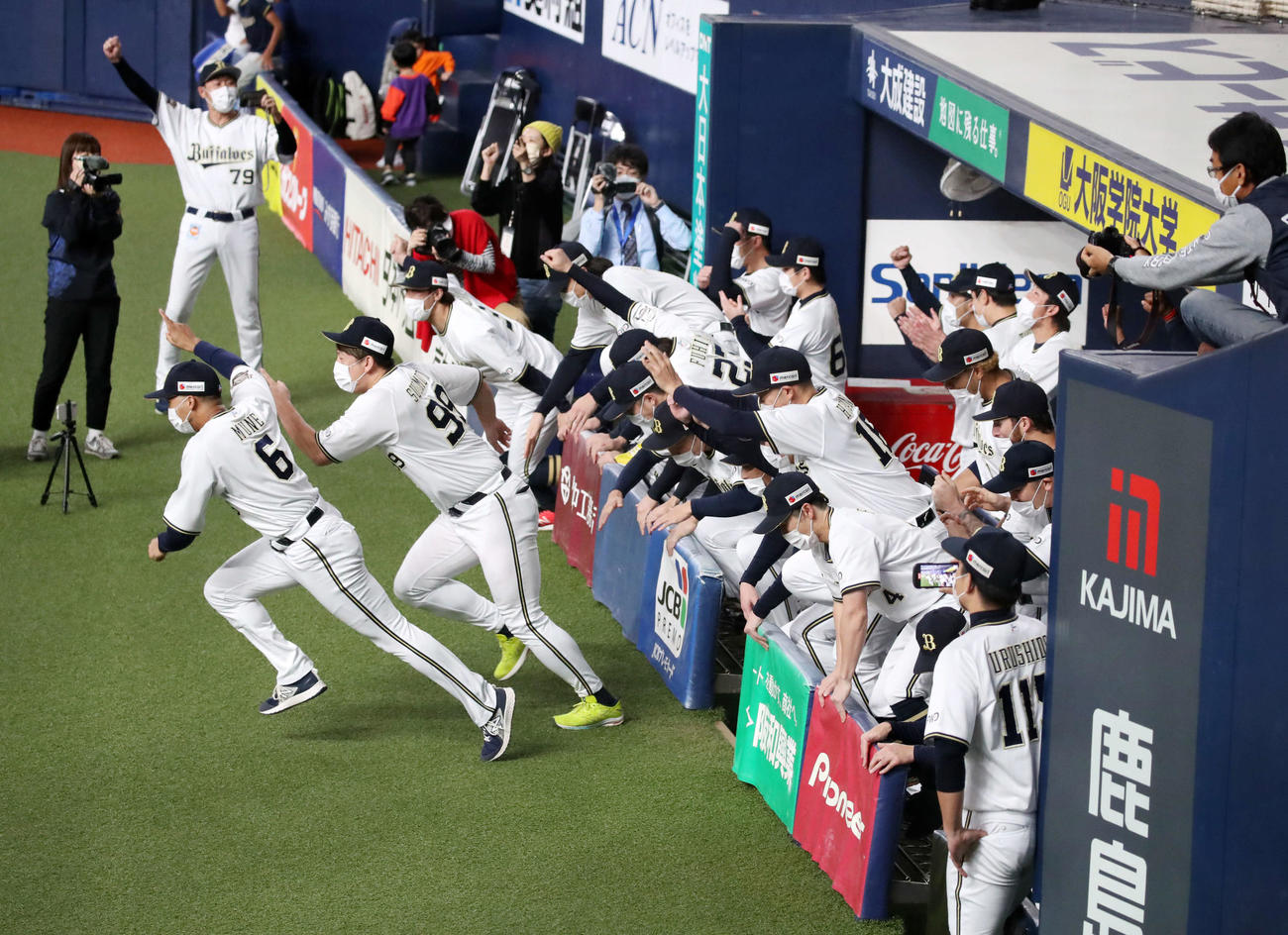 ロッテが敗れて優勝を決めマウンドへ駆け出すオリックスナインたち（撮影・加藤哉）