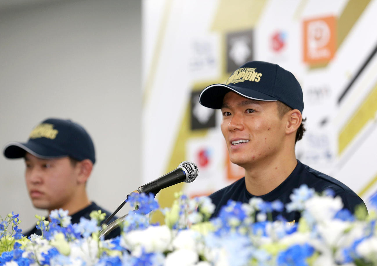 共同会見で笑顔を見せるオリックス山本。左は宮城（撮影・上山淳一）