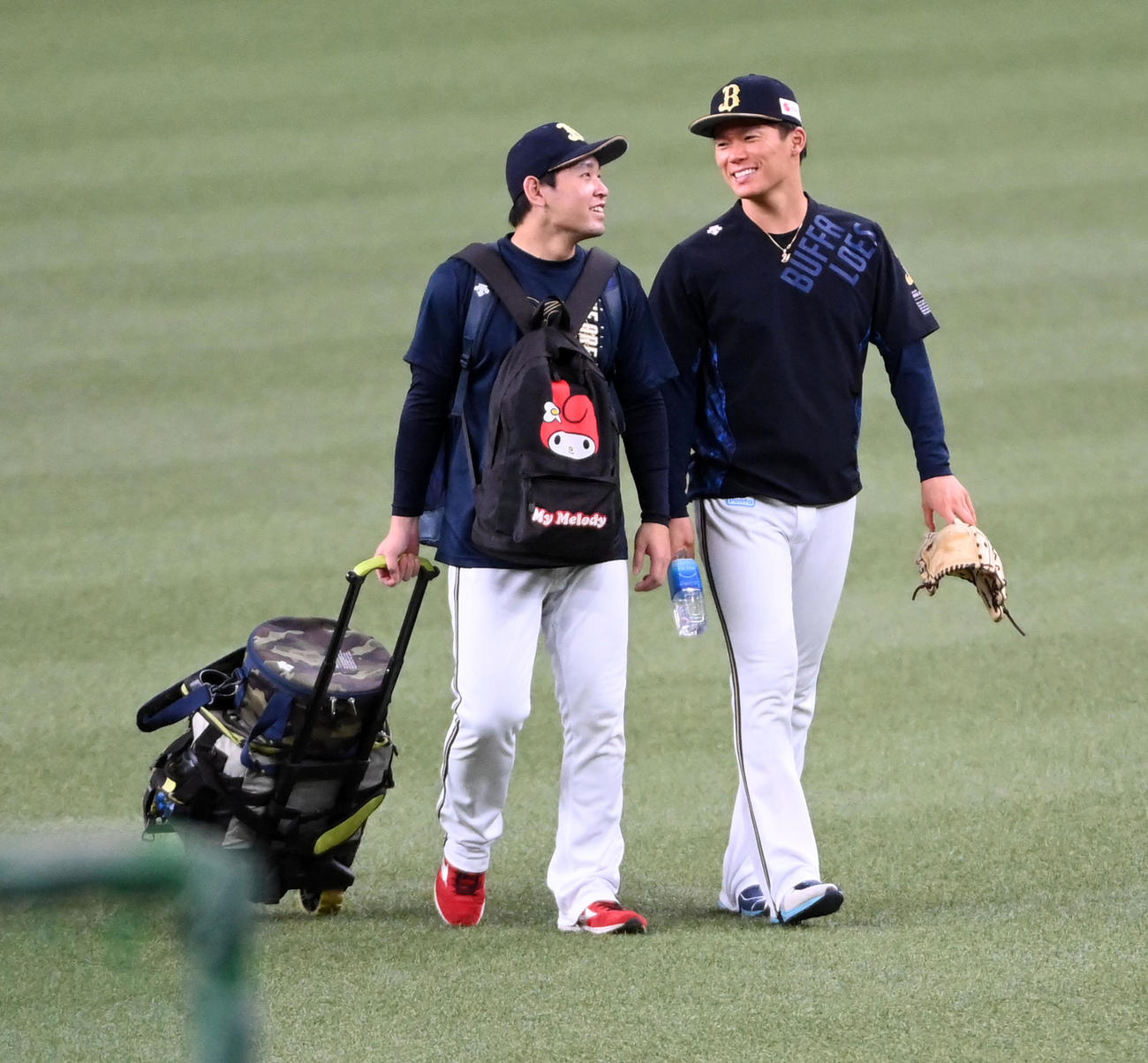 練習を終え笑顔で話しながら引き揚げるオリックス山本（右）と宮城（21年10月3日）