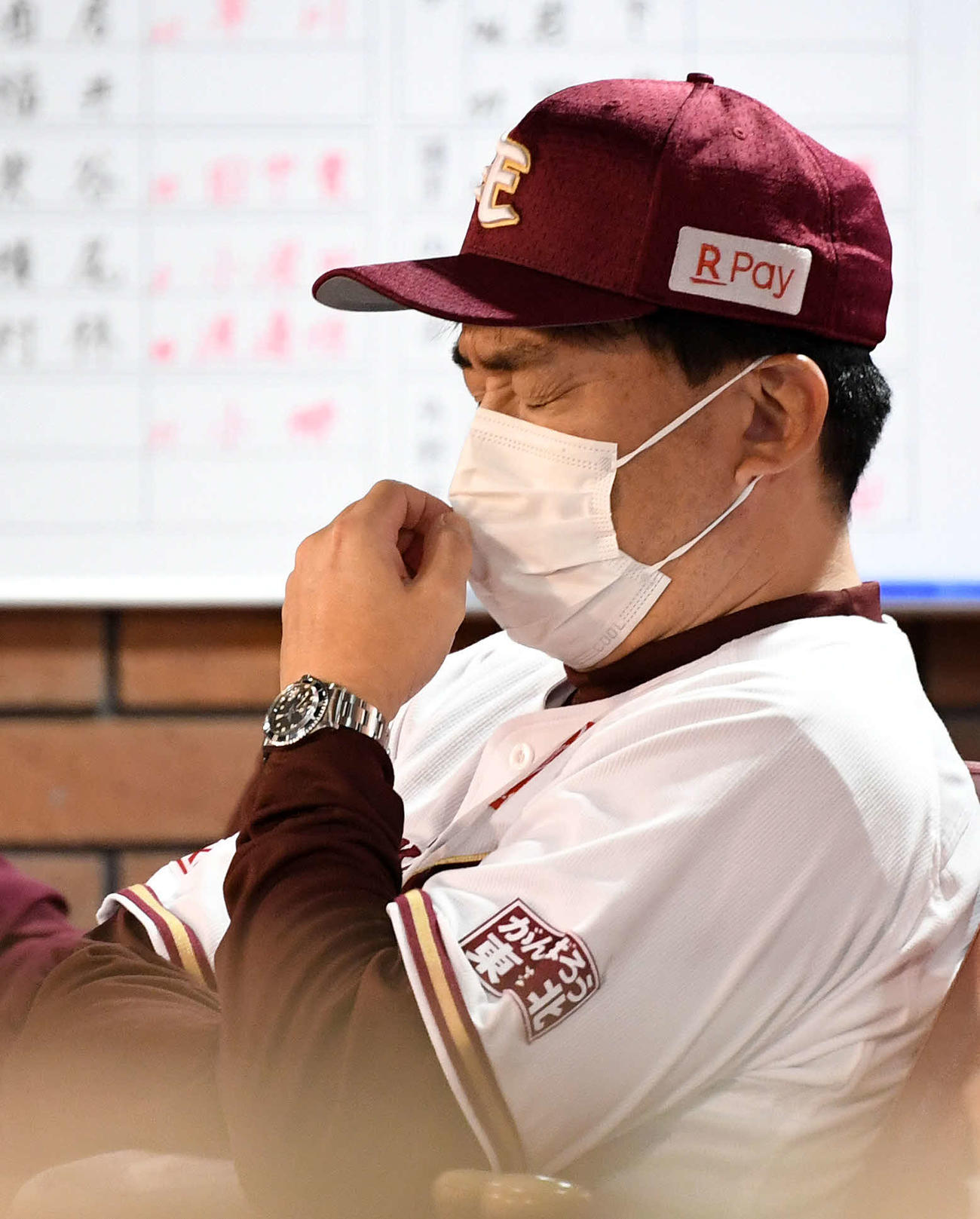 楽天対ロッテ　ベンチで目を閉じる楽天石井GM兼監督（撮影・横山健太）