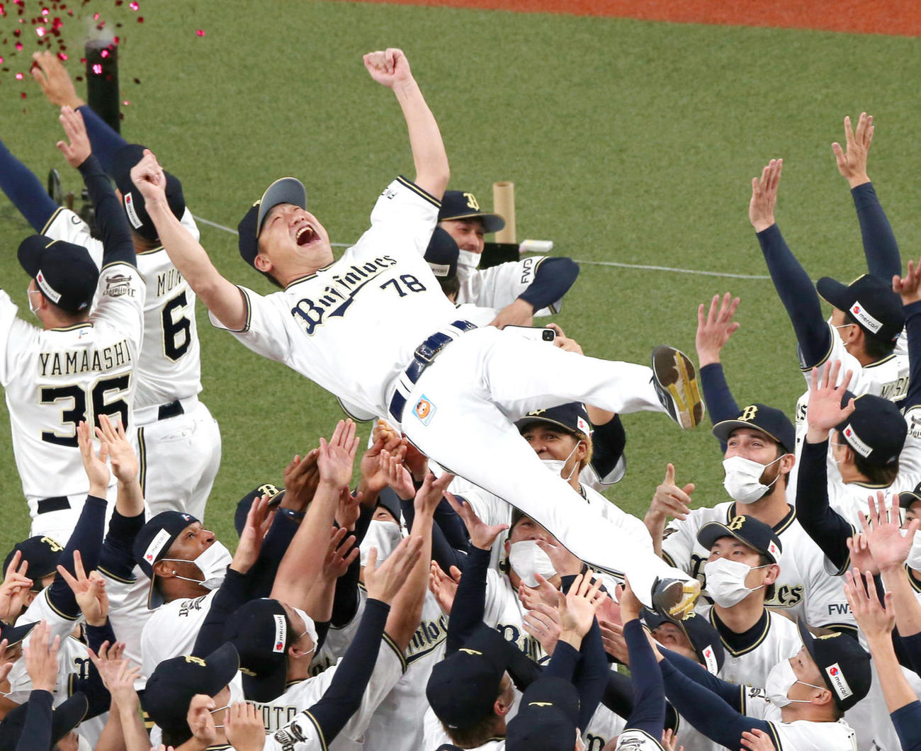 パ・リーグ優勝を決め、ナインから胴上げされるオリックス中嶋監督（撮影・上山淳一）