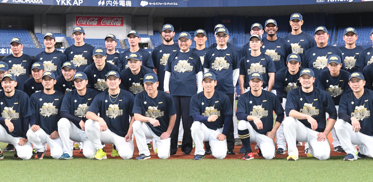 パ・リーグ優勝を決め宮内オーナー（中央左）、湊球団社長と記念撮影を行うオリックスナインと首脳陣（撮影・前岡正明）