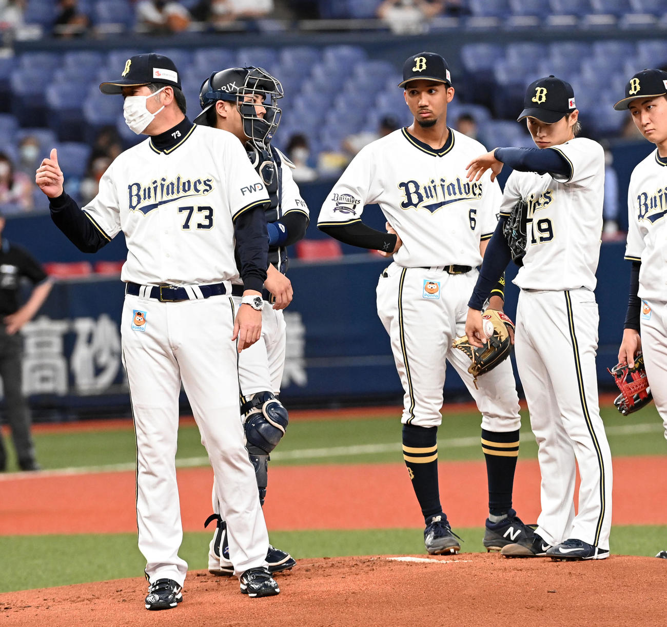6月22日の日本ハム戦で故障し交代するオリックス山岡（右）