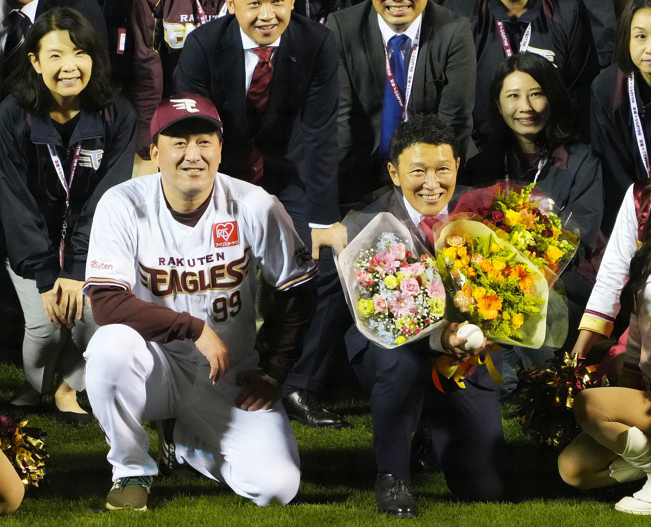 楽天対ロッテ　笑顔を見せる楽天石井GM兼監督（左）と立花社長（撮影・横山健太）