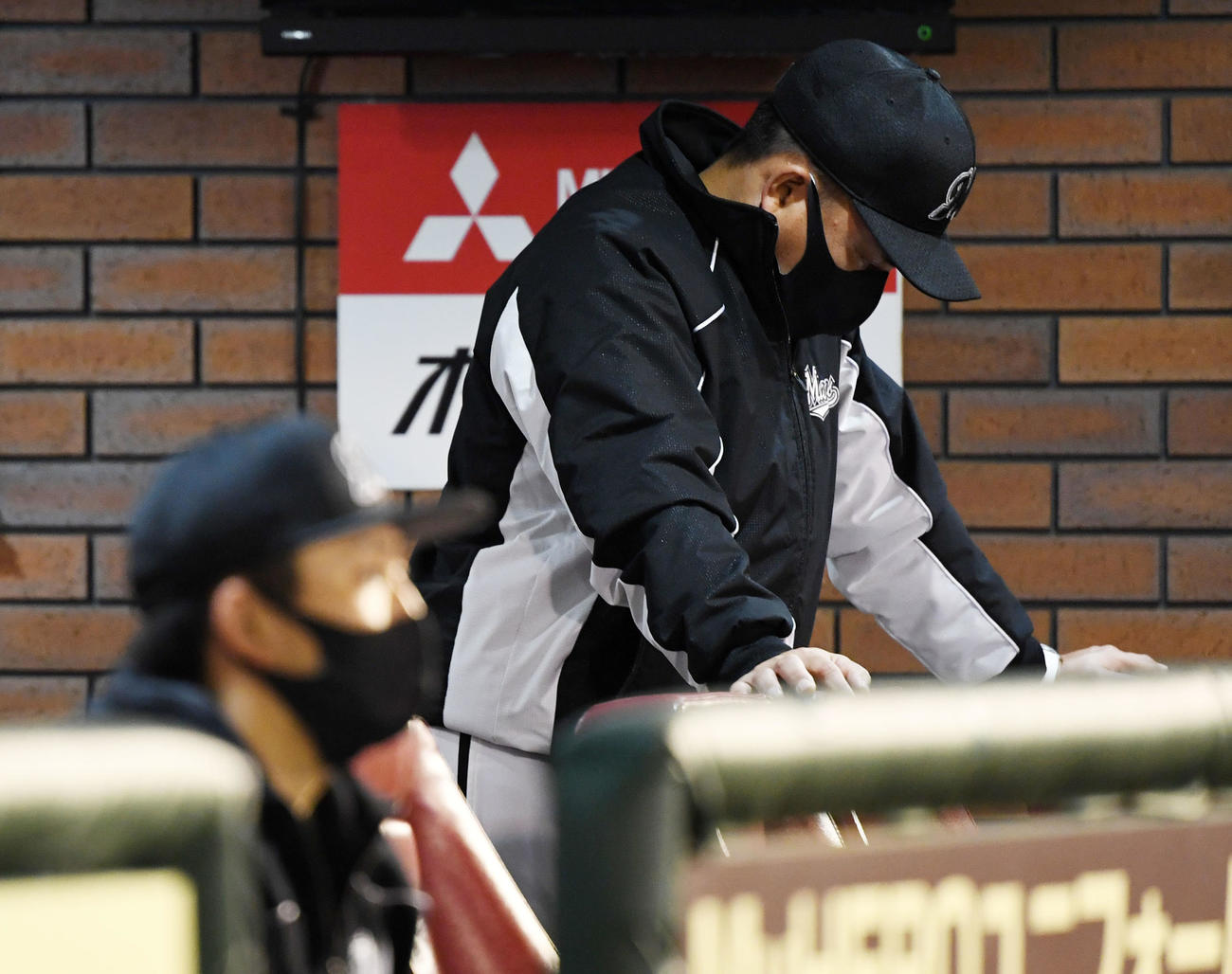楽天対ロッテ　8回裏、ベンチでうつむくロッテ井口監督（撮影・横山健太）