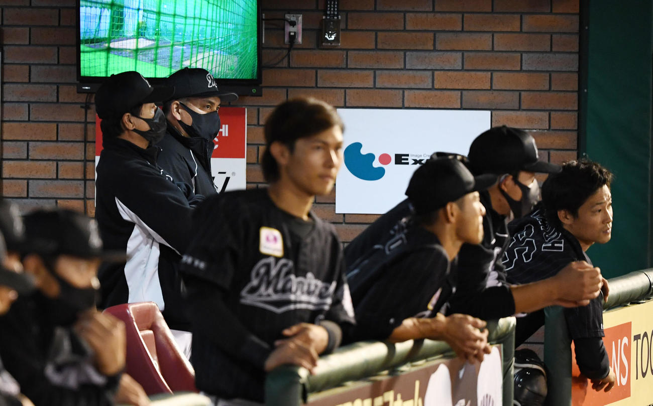 楽天対ロッテ　楽天に敗れ、リーグ優勝を逃し肩を落とす井口監督（後列右）らロッテナイン（撮影・横山健太）