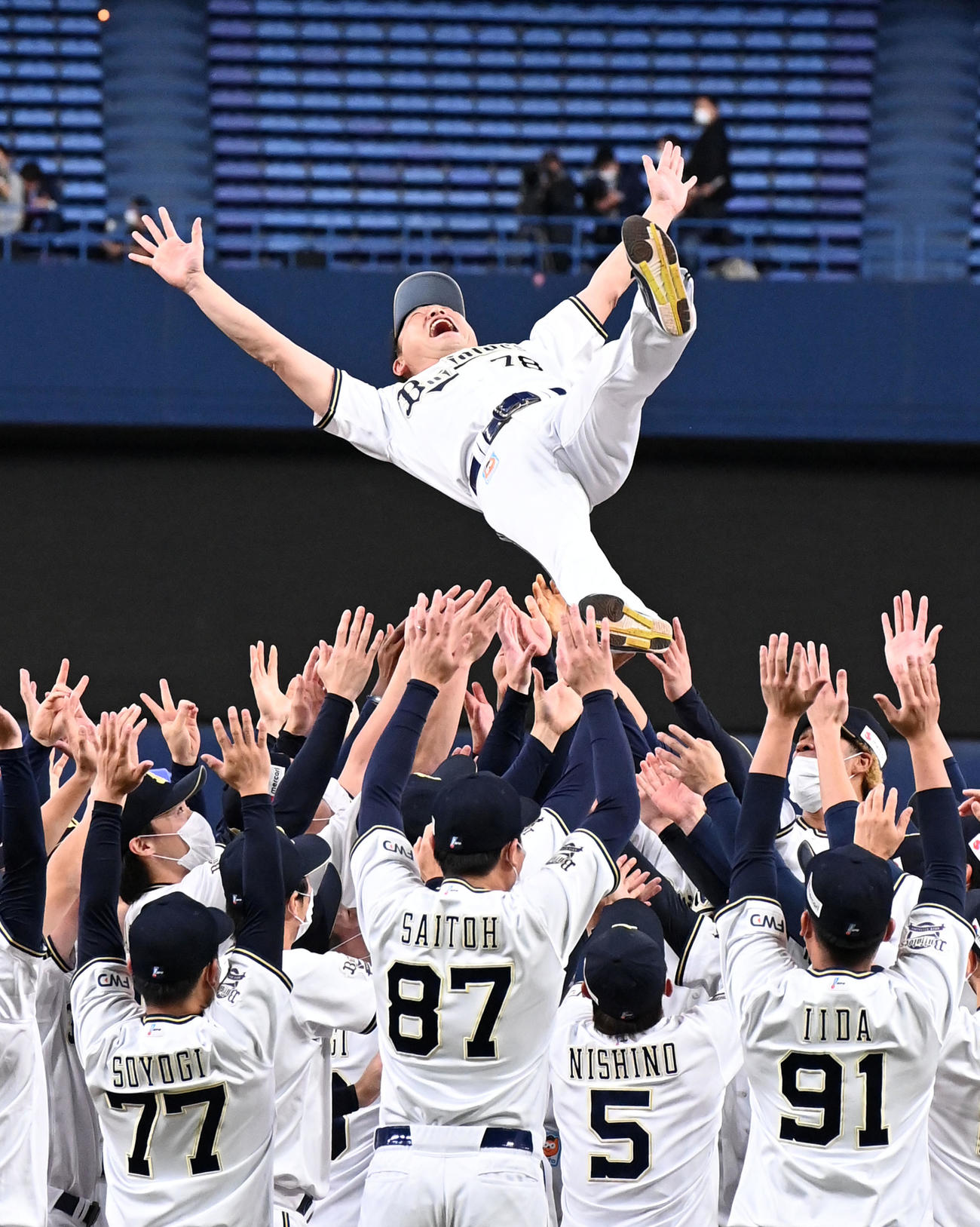 パ・リーグを制覇し、胴上げされるオリックス中嶋監督（撮影・前岡正明）