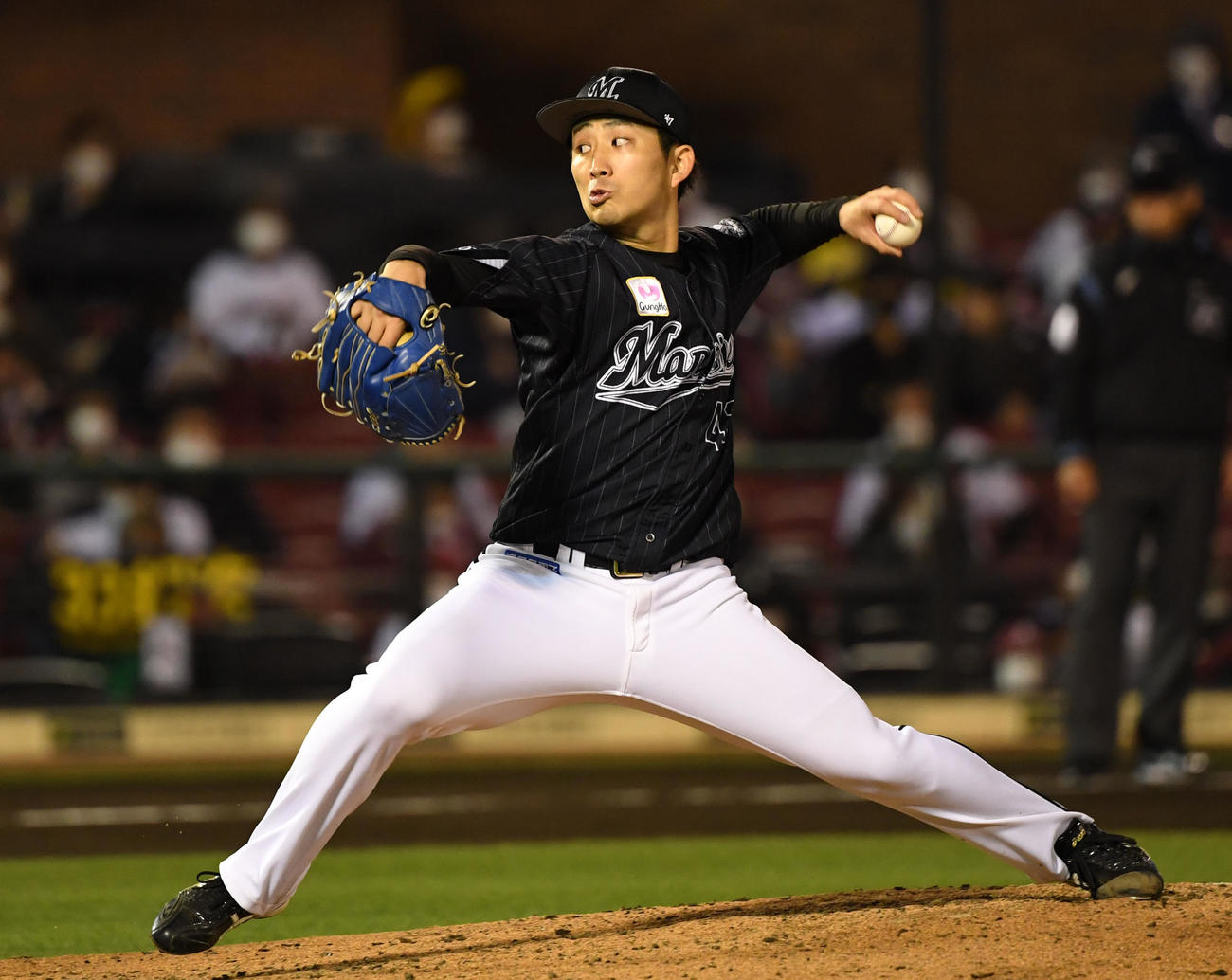 楽天対ロッテ　力投するロッテ先発の小島（撮影・横山健太）