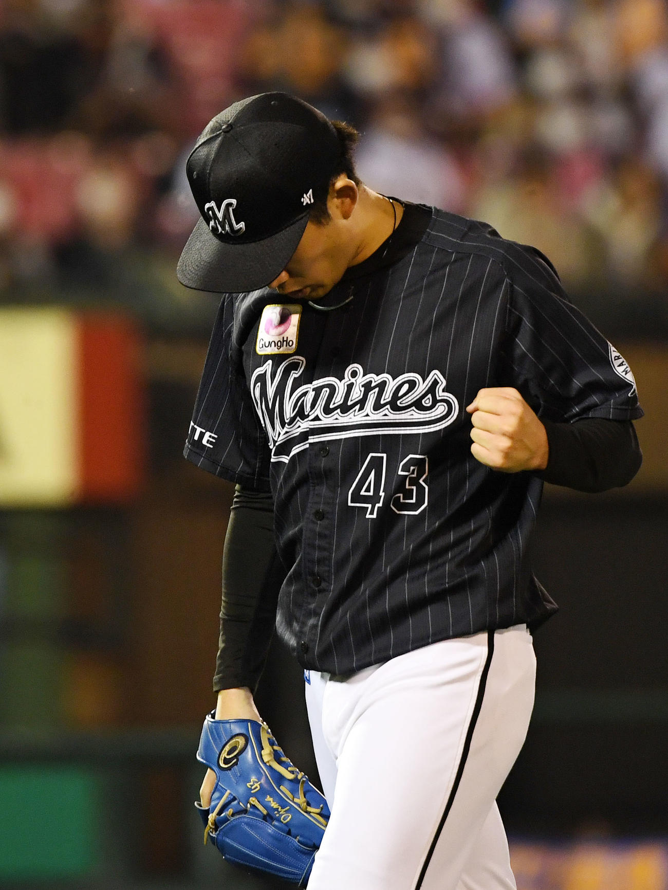 楽天対ロッテ　5回裏を終え、小さくガッツポーズをするロッテ小島（撮影・横山健太）
