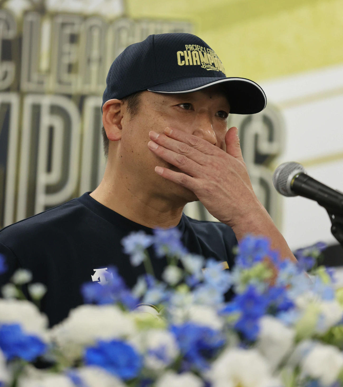 共同会見で涙ぐむ中嶋監督（撮影・渦原淳）