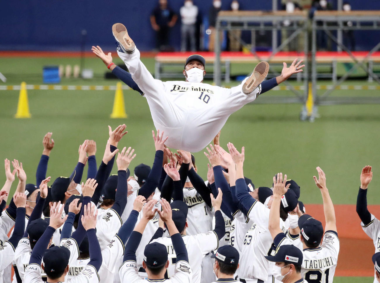 優勝を決めナインから胴上げされるジョーンズ（撮影・加藤哉）