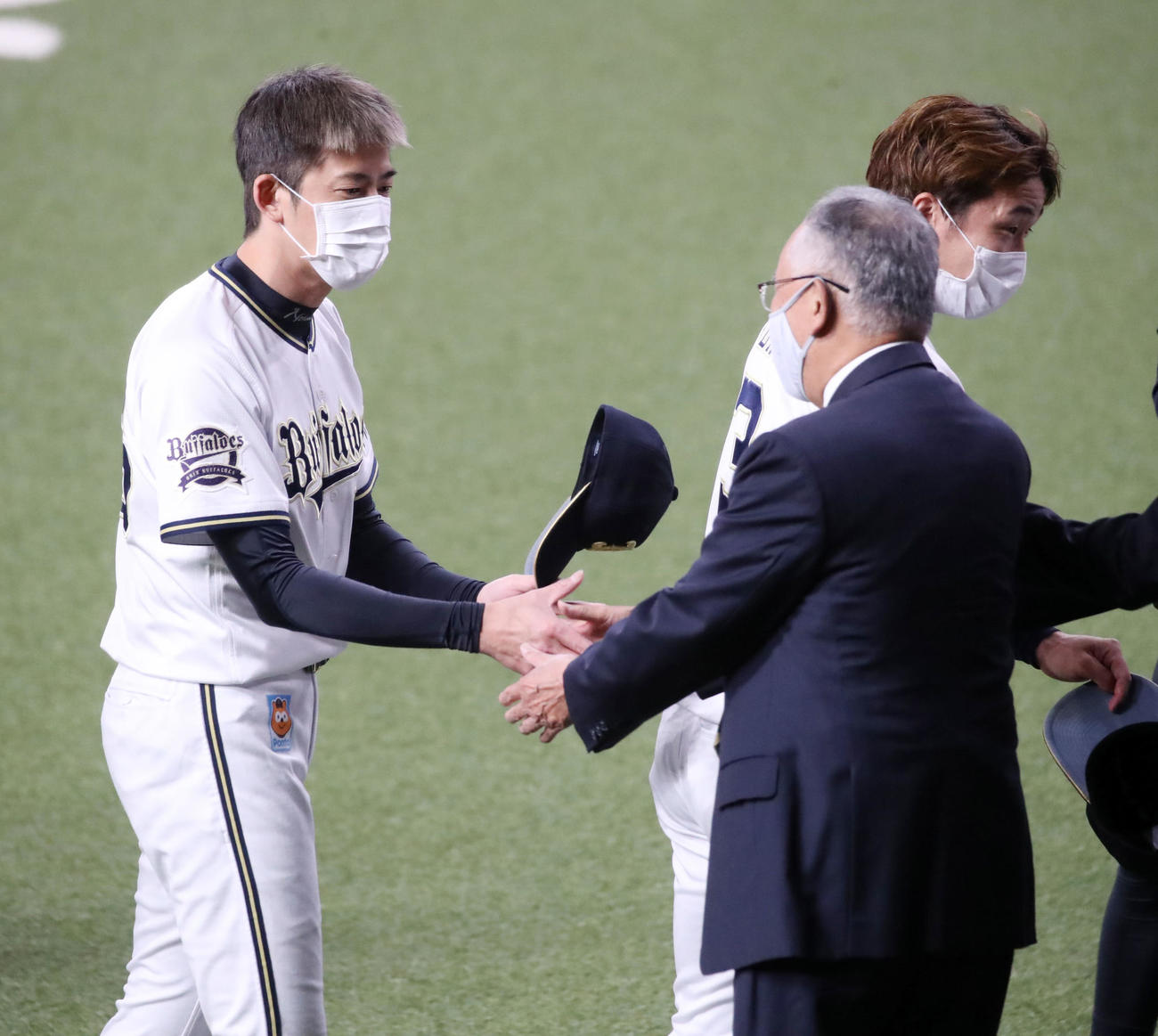 優勝を決め宮内オーナー（右）と握手する能見（撮影・加藤哉）