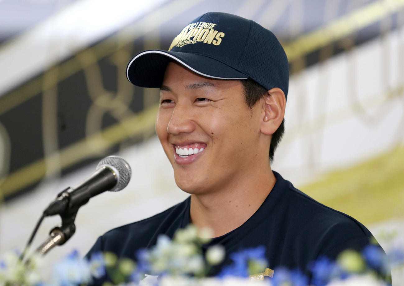 会見で笑顔を見せる吉田正（撮影・上山淳一）