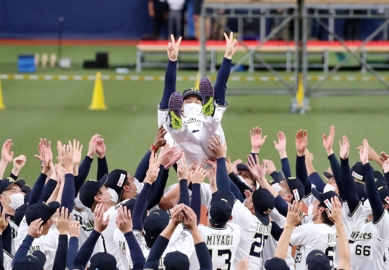 優勝を決めナインから胴上げされる吉田正（撮影・加藤哉）